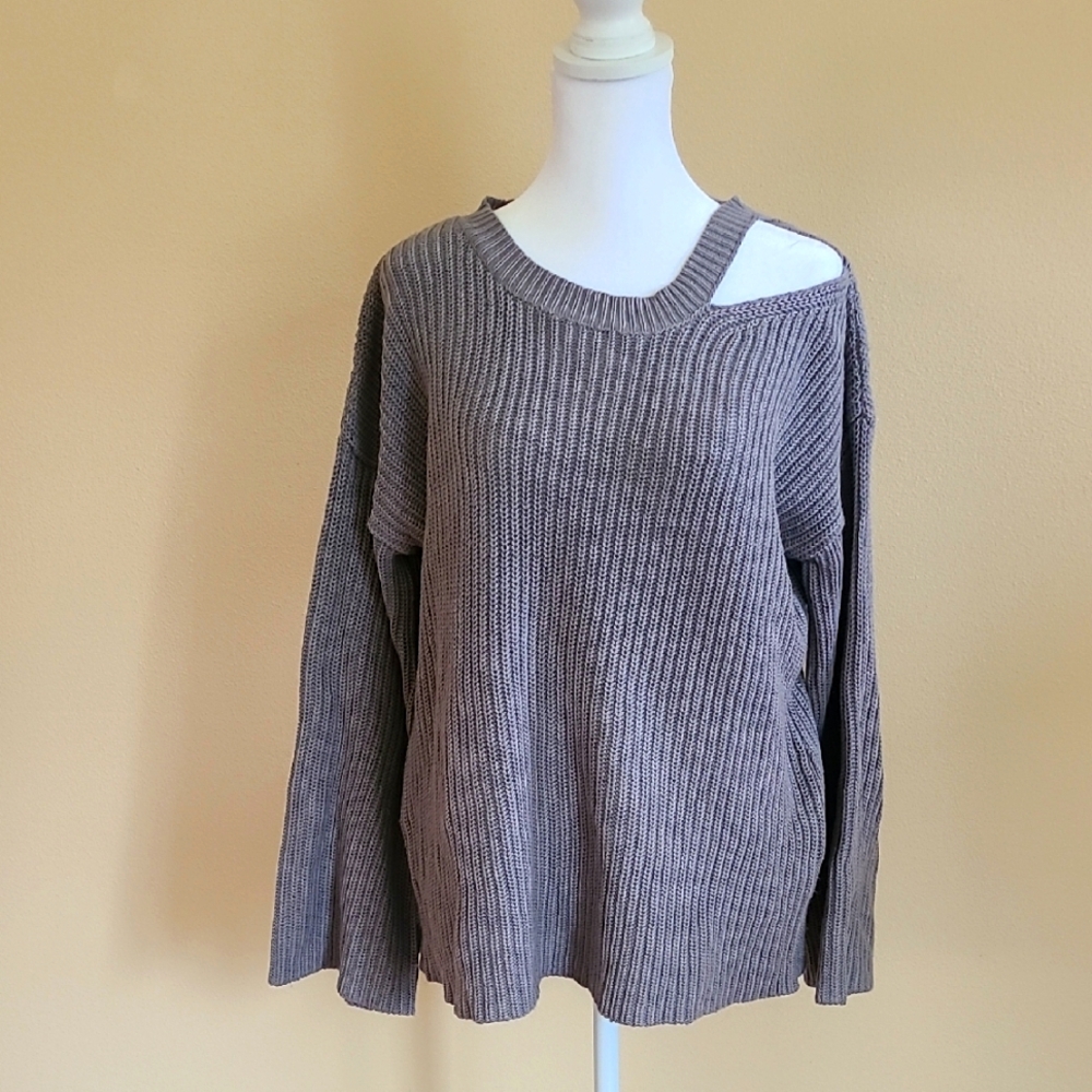 Design Lab Gray Cold Shoulder Sweater